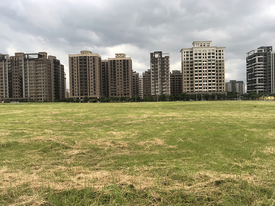 住宅大樓前方的開闊草地與周邊建築環境